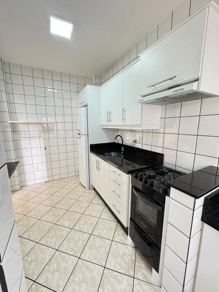 Apartamento de 2 dormitórios (suíte) e garagem no bairro Itaguaçu.