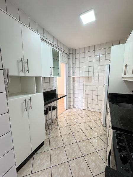 Apartamento de 2 dormitórios (suíte) e garagem no bairro Itaguaçu.