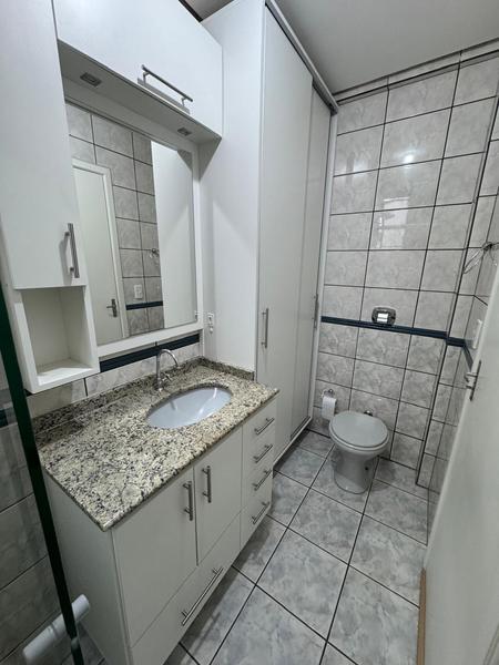 Apartamento de 2 dormitórios (suíte) e garagem no bairro Itaguaçu.