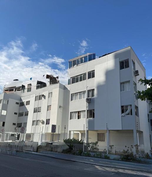 Apartamento com 2 dormitórios e garagem no Kobrasol.