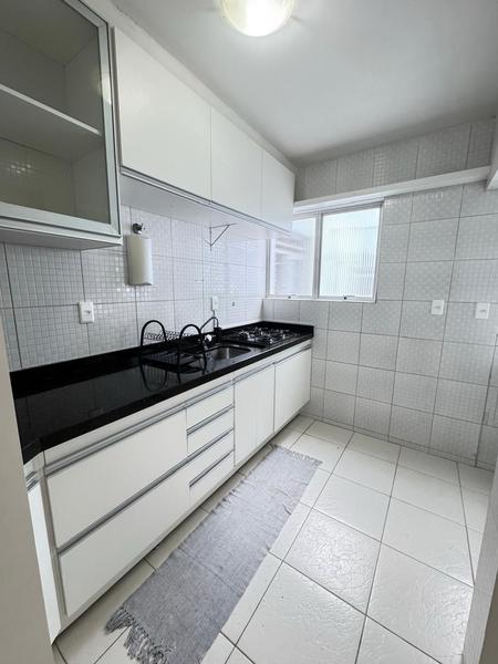 Apartamento com 2 dormitórios e garagem no Kobrasol.