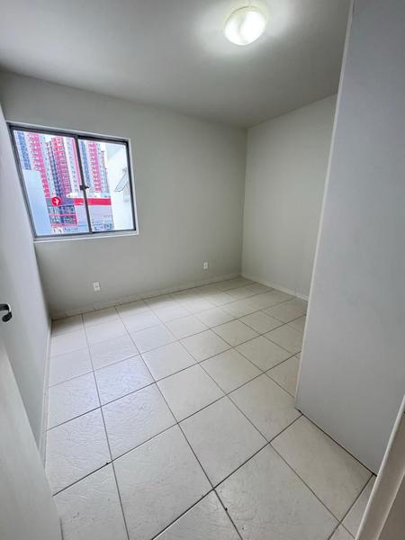 Apartamento com 2 dormitórios e garagem no Kobrasol.