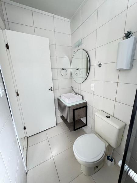 Apartamento com 2 dormitórios e garagem no Kobrasol.
