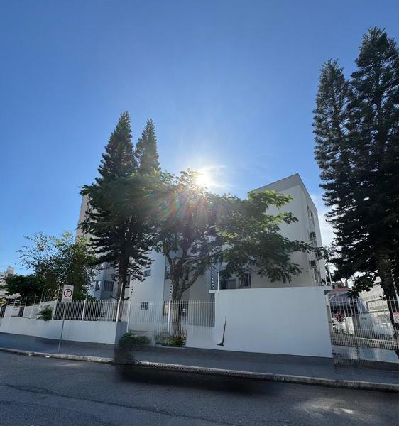 Apartamento com 2 dormitórios e garagem no Kobrasol.