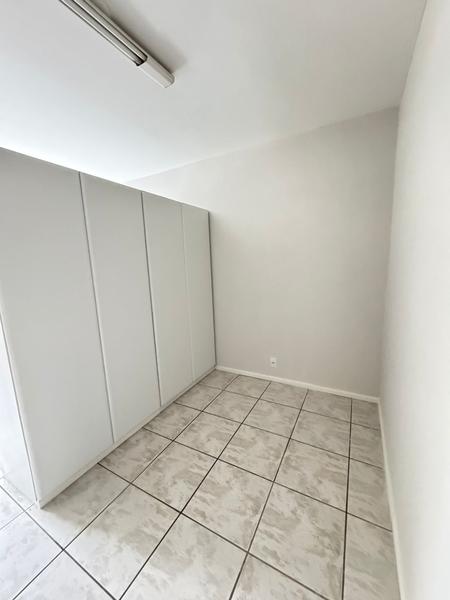 Kitnet com armário de cozinha e divisória para quarto no Kobrasol.