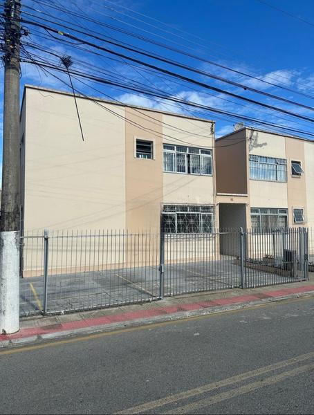 Apartamento com 2 dormitórios, reformado e garagem descoberta no Kobrasol.