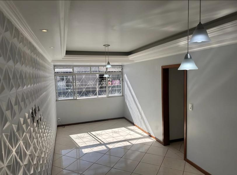 Apartamento com 2 dormitórios, reformado e garagem descoberta no Kobrasol.