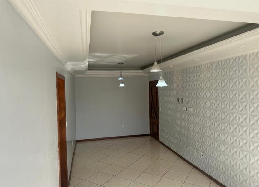 Apartamento com 2 dormitórios, reformado e garagem descoberta no Kobrasol.