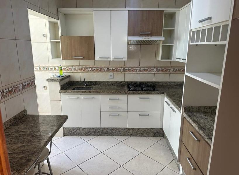 Apartamento com 2 dormitórios, reformado e garagem descoberta no Kobrasol.