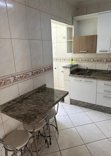 Apartamento com 2 dormitórios, reformado e garagem descoberta no Kobrasol.