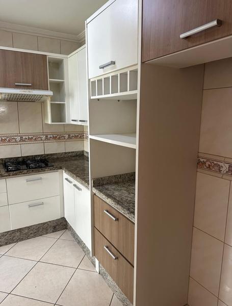 Apartamento com 2 dormitórios, reformado e garagem descoberta no Kobrasol.