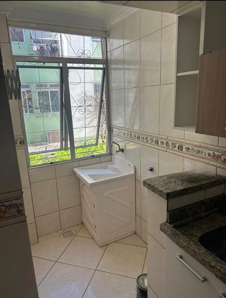 Apartamento com 2 dormitórios, reformado e garagem descoberta no Kobrasol.