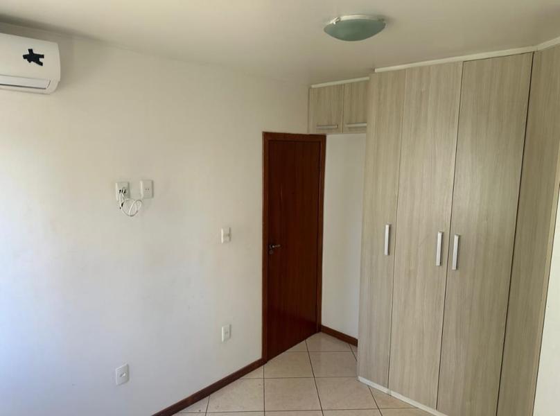 Apartamento com 2 dormitórios, reformado e garagem descoberta no Kobrasol.