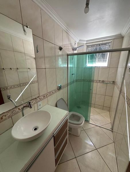 Apartamento com 2 dormitórios, reformado e garagem descoberta no Kobrasol.