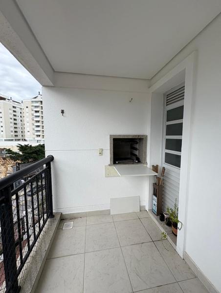 Apartamento  de 2 dormitórios  sendo 1 suíte, sacada e garagem especial no Abraão.