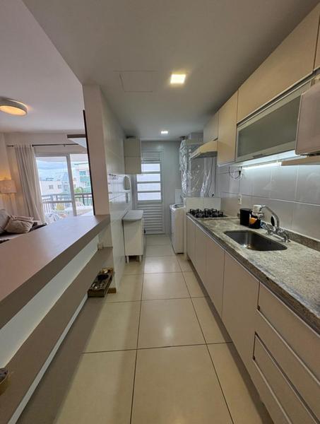 Apartamento  de 2 dormitórios  sendo 1 suíte, sacada e garagem especial no Abraão.