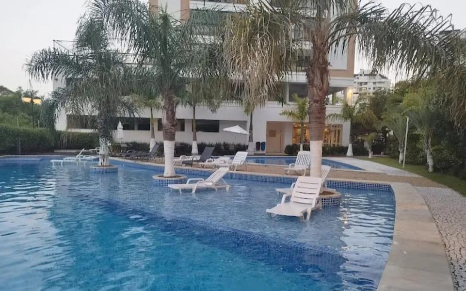 Apartamento  de 2 dormitórios  sendo 1 suíte, sacada e garagem especial no Abraão.