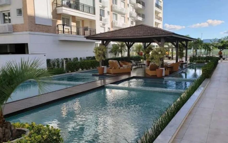 Apartamento  de 2 dormitórios  sendo 1 suíte, sacada e garagem especial no Abraão.