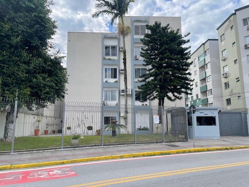 Apartamento de 2 dormitórios com sacada e garagem no Abraão.