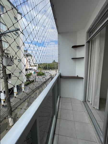 Apartamento de 2 dormitórios com sacada e garagem no Abraão.