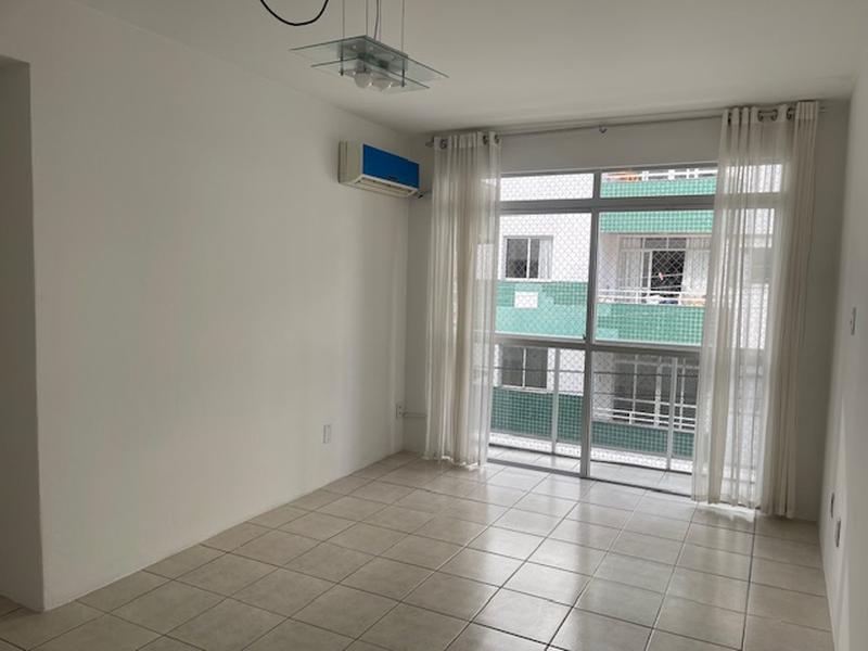 Apartamento de 2 dormitórios com sacada e garagem no Abraão.