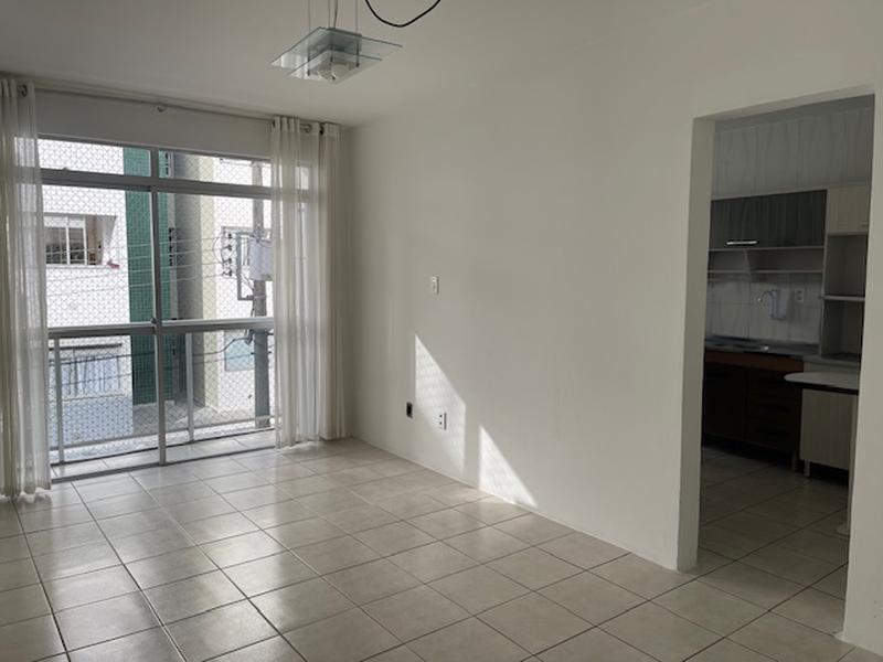 Apartamento de 2 dormitórios com sacada e garagem no Abraão.