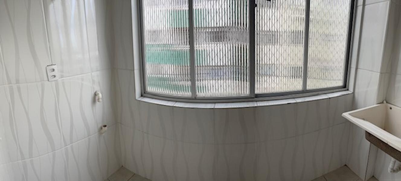 Apartamento de 2 dormitórios com sacada e garagem no Abraão.