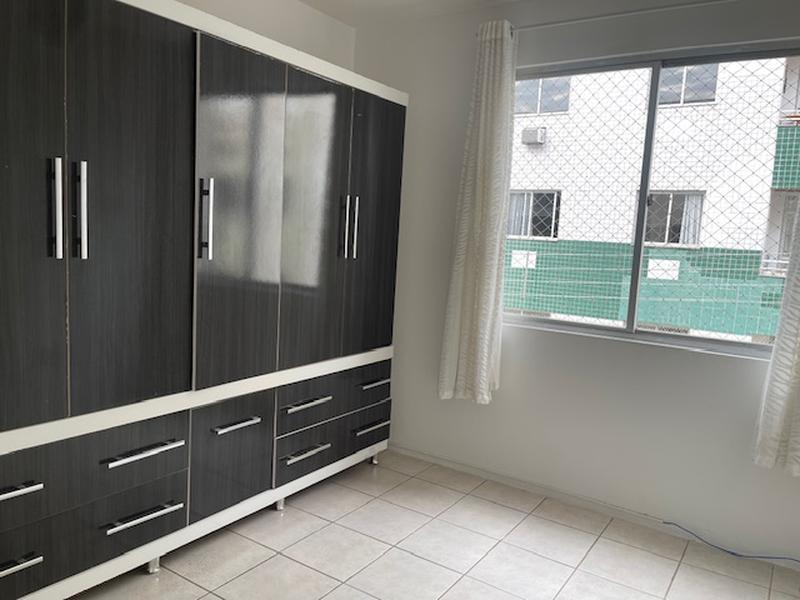 Apartamento de 2 dormitórios com sacada e garagem no Abraão.