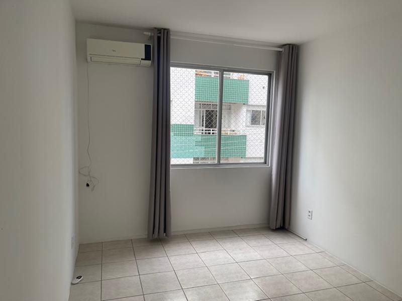 Apartamento de 2 dormitórios com sacada e garagem no Abraão.
