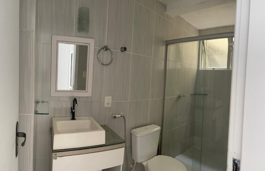 Apartamento de 2 dormitórios com sacada e garagem no Abraão.