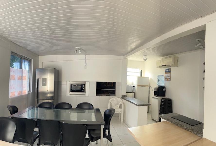 Apartamento de 2 dormitórios com sacada e garagem no Abraão.