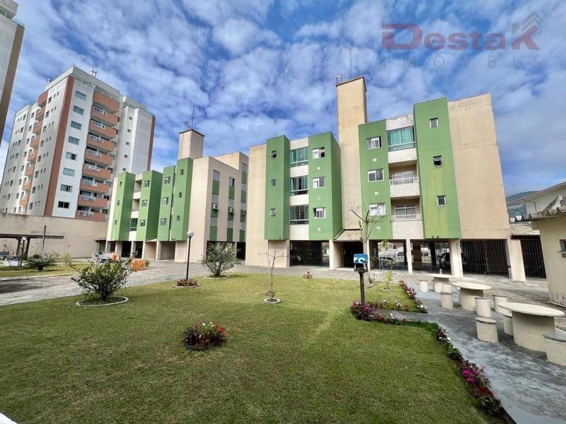 Apartamento de 2 dormitórios com sacada e garagem em Biguaçu.