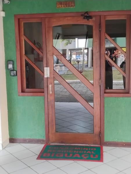 Apartamento de 2 dormitórios com sacada e garagem em Biguaçu.