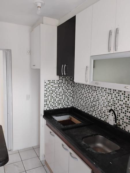 Apartamento de 2 dormitórios com sacada e garagem em Biguaçu.