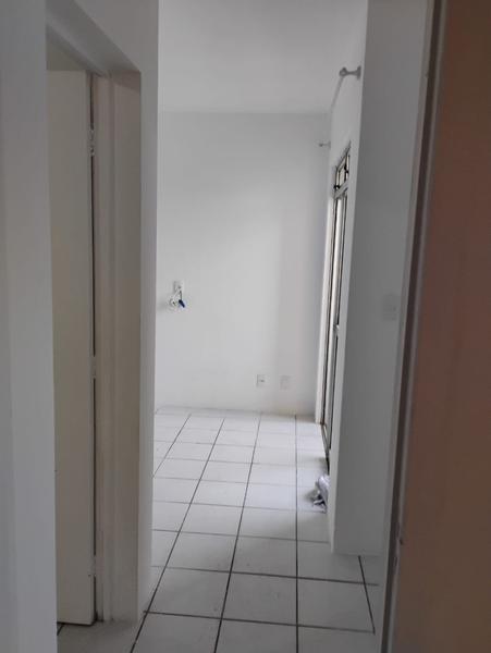 Apartamento de 2 dormitórios com sacada e garagem em Biguaçu.
