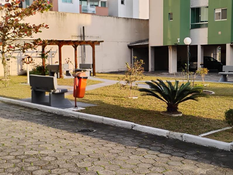 Apartamento de 2 dormitórios com sacada e garagem em Biguaçu.
