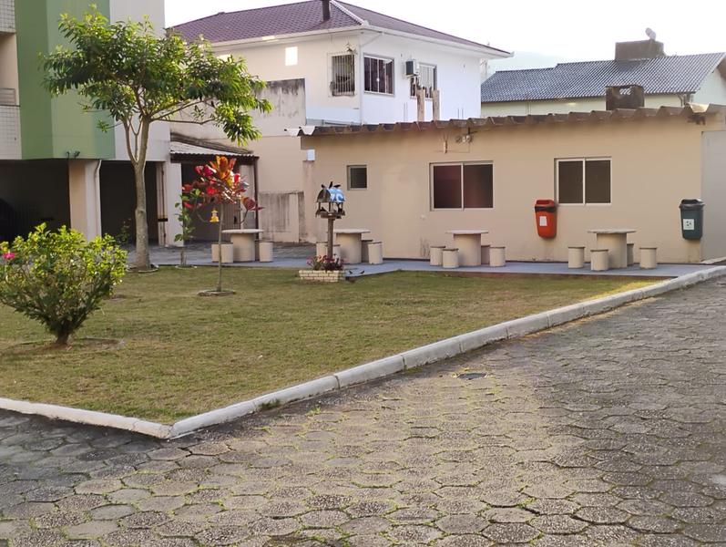 Apartamento de 2 dormitórios com sacada e garagem em Biguaçu.