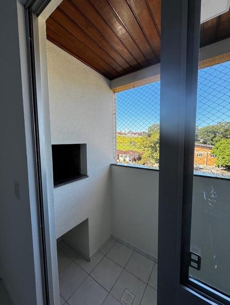 Apartamento de 1 dormitório, sacada com churrasqueira e garagem na Serraria.