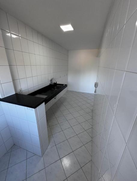 Apartamento de 1 dormitório, sacada com churrasqueira e garagem na Serraria.