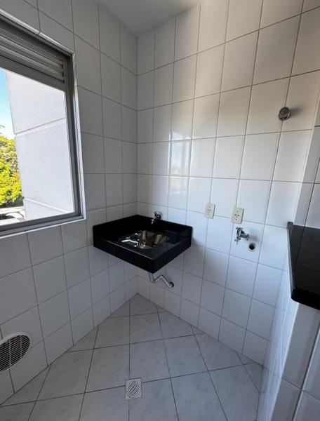 Apartamento de 1 dormitório, sacada com churrasqueira e garagem na Serraria.