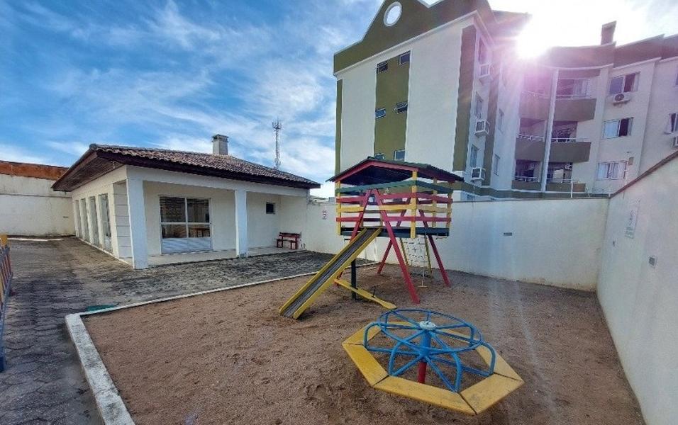 Apartamento de 1 dormitório, sacada com churrasqueira e garagem na Serraria.